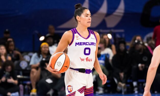 Kahleah Copper anotó 31 puntos y Kelsey Plum sumó 20 en su debut con Phoenix para ayudar a Mercury a vencer a Sky 106-101.