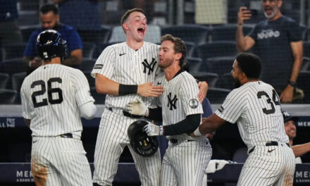 Los Yankees remontan con dos outs en la novena entrada y vencen a los Braves 3-2 en diez entradas