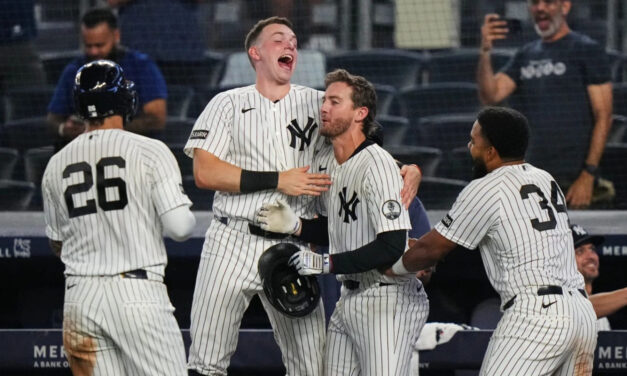 Los Yankees remontan con dos outs en la novena entrada y vencen a los Braves 3-2 en diez entradas