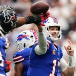 Josh Allen conecta con Joshua Palmer para un touchdown y los Bills vencen a los Texans 36-31