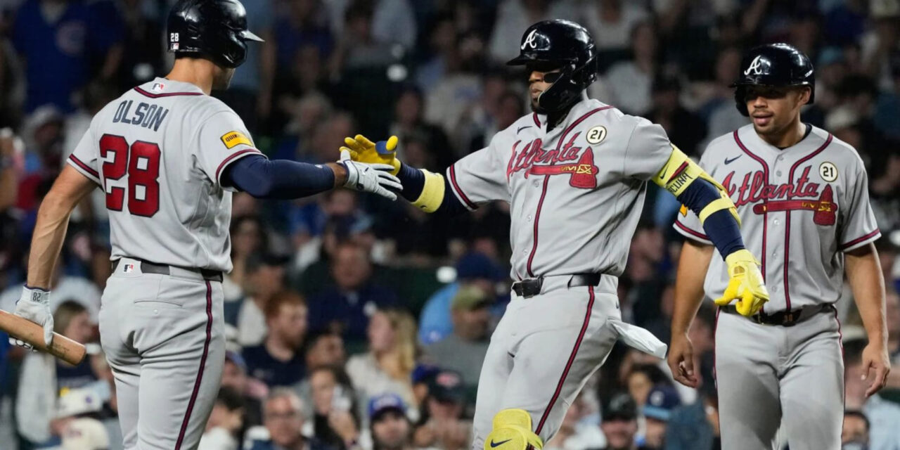 Acuña, Albies y Baldwin conectan jonrones de dos carreras en la recta final para llevar a los Braves a vencer a los Cubs por 6-3.