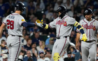 Acuña, Albies y Baldwin conectan jonrones de dos carreras en la recta final para llevar a los Braves a vencer a los Cubs por 6-3.