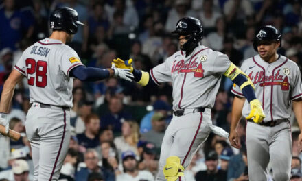 Acuña, Albies y Baldwin conectan jonrones de dos carreras en la recta final para llevar a los Braves a vencer a los Cubs por 6-3.