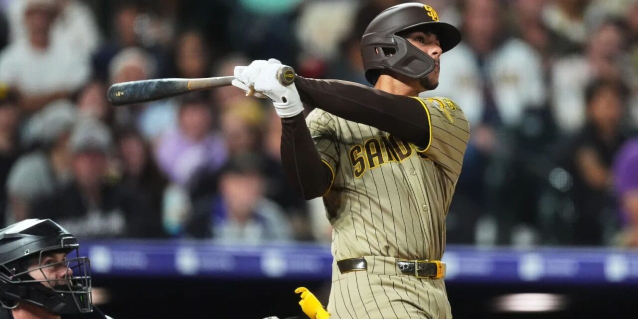Ethan Salas se convierte en el receptor más joven en conectar más de un jonrón en un partido, en la victoria de los Padres por 9-3 sobre los Rockies.