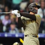 Ethan Salas se convierte en el receptor más joven en conectar más de un jonrón en un partido, en la victoria de los Padres por 9-3 sobre los Rockies.