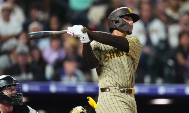 Ethan Salas se convierte en el receptor más joven en conectar más de un jonrón en un partido, en la victoria de los Padres por 9-3 sobre los Rockies.