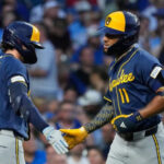 Chourio brilla y Cerveceros vencen 9-5 a Cachorros pese a mala apertura de Misiorowski