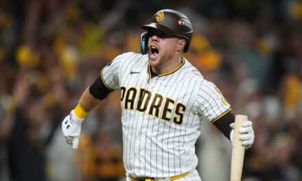El jonrón de Gavin Sheets como emergente impulsa a unos dominantes Padres a vencer 4-1 a los Cubs y barrer la serie de dos juegos por el comodín.