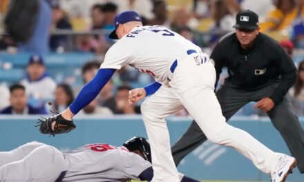 Teoscar Hernández conecta doblete decisivo en la novena entrada y Dodgers vencen a Cardinals.