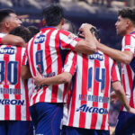 Chivas golea a Pumas
