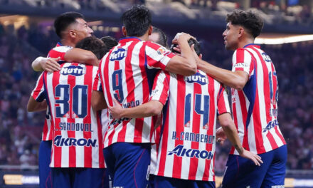 Chivas golea a Pumas