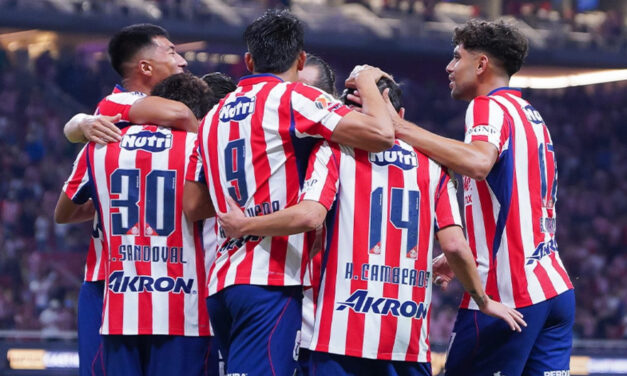 Chivas golea a Pumas