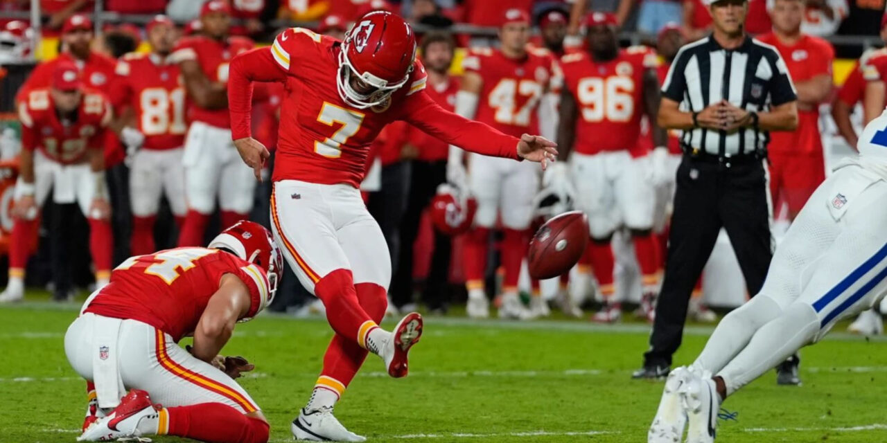 Mahomes y Walker brillan; Butker anota un gol de campo ganador de 40 yardas y los Chiefs vencen a los Colts 33-30 en tiempo extra.