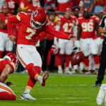 Mahomes y Walker brillan; Butker anota un gol de campo ganador de 40 yardas y los Chiefs vencen a los Colts 33-30 en tiempo extra.