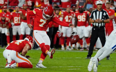 Mahomes y Walker brillan; Butker anota un gol de campo ganador de 40 yardas y los Chiefs vencen a los Colts 33-30 en tiempo extra.
