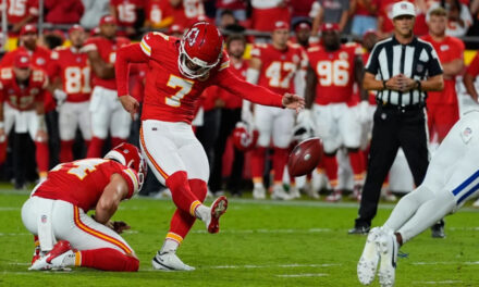 Mahomes y Walker brillan; Butker anota un gol de campo ganador de 40 yardas y los Chiefs vencen a los Colts 33-30 en tiempo extra.