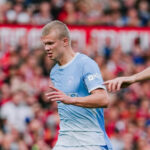 Un gol polémico de Haaland da la victoria al City —con diez hombres— ante el United en el derbi de Mánchester.