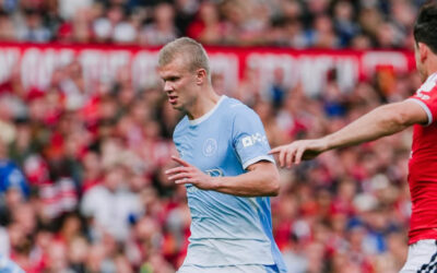 Un gol polémico de Haaland da la victoria al City —con diez hombres— ante el United en el derbi de Mánchester.