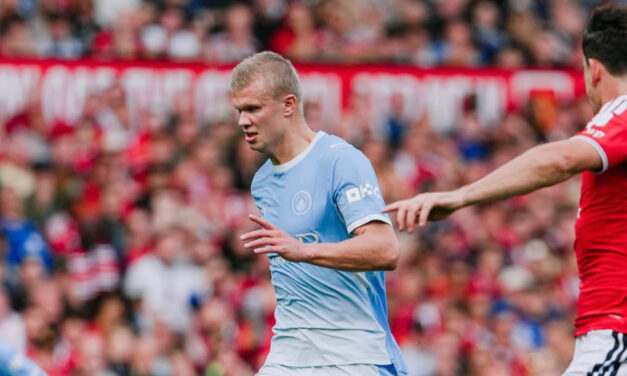 Un gol polémico de Haaland da la victoria al City —con diez hombres— ante el United en el derbi de Mánchester.