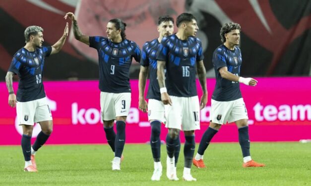 La Uruguay de Forlán desborda a Robert Moreno y Kang in Lee