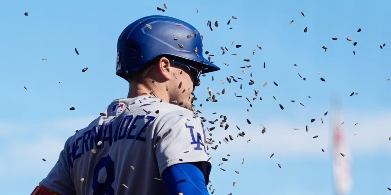 Kiké Hernández conecta jonrón para romper empate y guía a los Dodgers a una victoria de 4-3 sobre Giants.