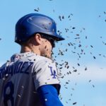Kiké Hernández conecta jonrón para romper empate y guía a los Dodgers a una victoria de 4-3 sobre Giants.