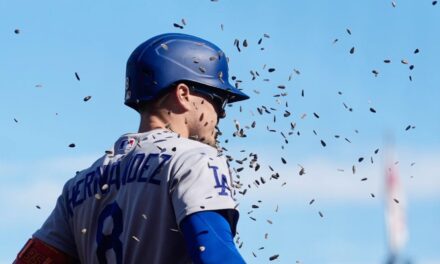 Kiké Hernández conecta jonrón para romper empate y guía a los Dodgers a una victoria de 4-3 sobre Giants.