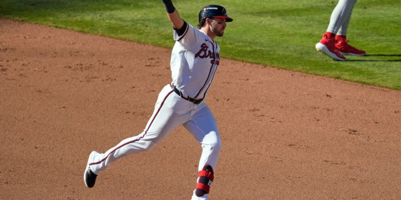 Jonrón de 3 carreras de Riley impulsa victoria 5-3 de Bravos en juego 1 de la serie de comodines