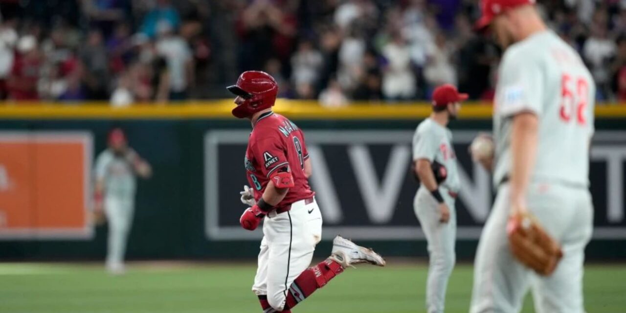 El jonrón solitario de McCann en la 8va da a Diamondbacks triunfo 1-0 sobre Filis
