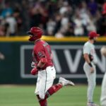 El jonrón solitario de McCann en la 8va da a Diamondbacks triunfo 1-0 sobre Filis