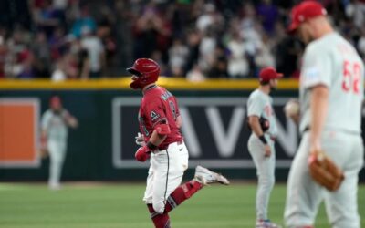 El jonrón solitario de McCann en la 8va da a Diamondbacks triunfo 1-0 sobre Filis