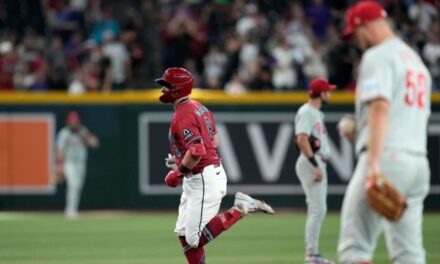El jonrón solitario de McCann en la 8va da a Diamondbacks triunfo 1-0 sobre Filis