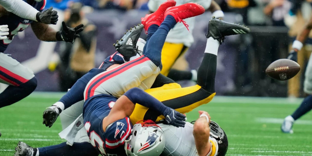 TreVeyon Henderson anota un touchdown y los Patriots vapulean a Aaron Rodgers en la victoria por 20-3 sobre los Steelers.