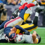 TreVeyon Henderson anota un touchdown y los Patriots vapulean a Aaron Rodgers en la victoria por 20-3 sobre los Steelers.