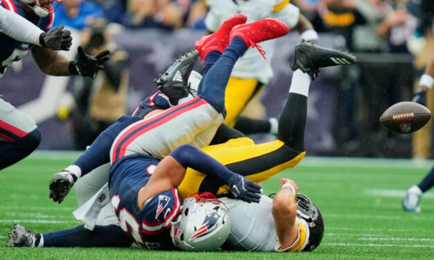 TreVeyon Henderson anota un touchdown y los Patriots vapulean a Aaron Rodgers en la victoria por 20-3 sobre los Steelers.