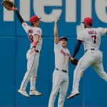 Jonrón de 3 carreras de Petey Halpin impulsa a Guardianes a la cima de la Central de la Americana