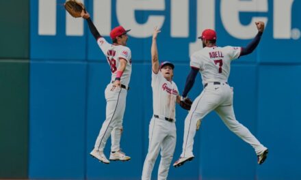 Jonrón de 3 carreras de Petey Halpin impulsa a Guardianes a la cima de la Central de la Americana