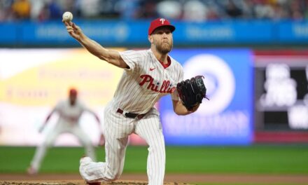 Wheeler receta 7 ponches consecutivos al inicio del partido guiando a los Phillies a una victoria de 6-4 sobre los Brewers.
