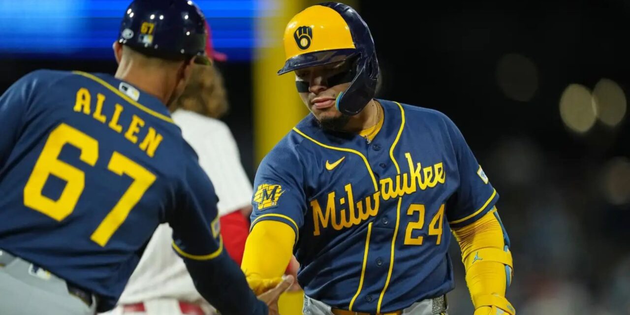 Yelich y Turang conectan jonrones; los Brewers ganan su partido número 99 de la temporada y retrasan la posible clasificación de los Phillies a los playoffs.