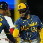 Yelich y Turang conectan jonrones; los Brewers ganan su partido número 99 de la temporada y retrasan la posible clasificación de los Phillies a los playoffs.