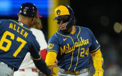 Yelich y Turang conectan jonrones; los Brewers ganan su partido número 99 de la temporada y retrasan la posible clasificación de los Phillies a los playoffs.