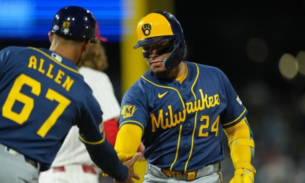 Yelich y Turang conectan jonrones; los Brewers ganan su partido número 99 de la temporada y retrasan la posible clasificación de los Phillies a los playoffs.