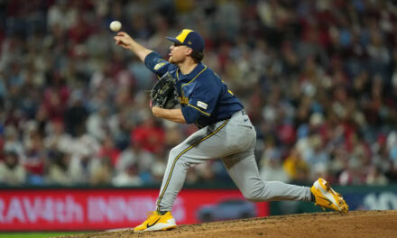 Los Brewers alcanzan las 100 victorias por primera vez y frenan el avance de los Phillies hacia los playoffs con un triunfo de 5-1.