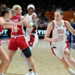 Breanna Stewart lidera la aplastante victoria de Estados Unidos por 105-64 sobre la República Checa tras un susto ante Italia.