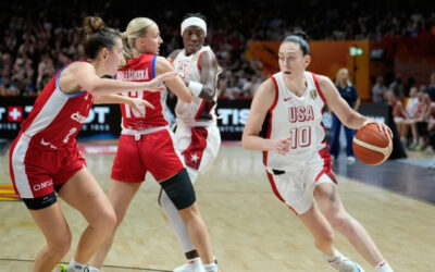 Breanna Stewart lidera la aplastante victoria de Estados Unidos por 105-64 sobre la República Checa tras un susto ante Italia.