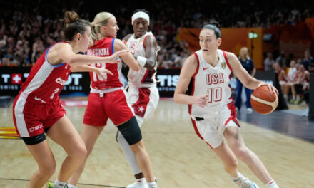 Breanna Stewart lidera la aplastante victoria de Estados Unidos por 105-64 sobre la República Checa tras un susto ante Italia.