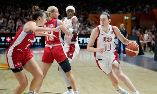Breanna Stewart lidera la aplastante victoria de Estados Unidos por 105-64 sobre la República Checa tras un susto ante Italia.