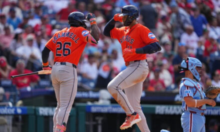 Cam Smith pega jonrón solitario en el 9no ante Duran y Astros vencen 2-1 a Filis