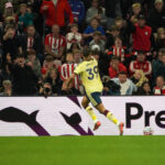 El Arsenal se coloca líder en solitario de la Premier League; el Liverpool y el Chelsea tropiezan.