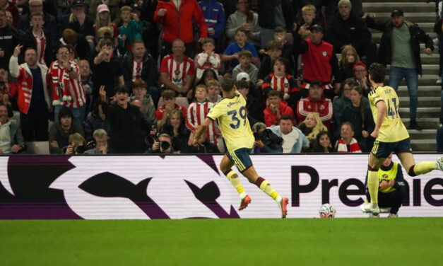 El Arsenal se coloca líder en solitario de la Premier League; el Liverpool y el Chelsea tropiezan.